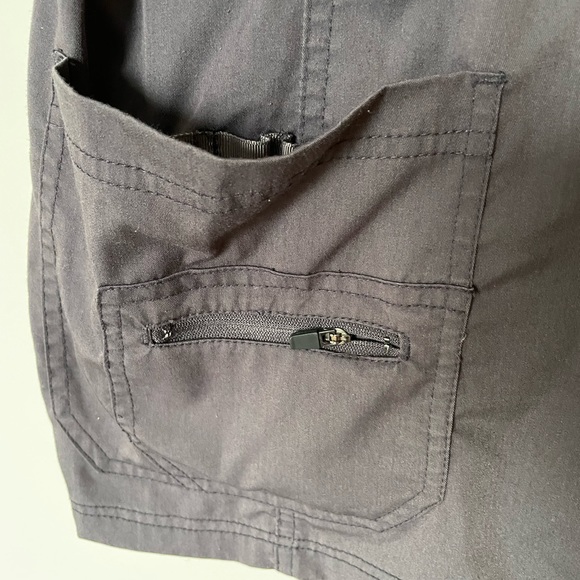 Adar women’s gray scrub top size medium. Preowned good condition. - Picture 3 of 4